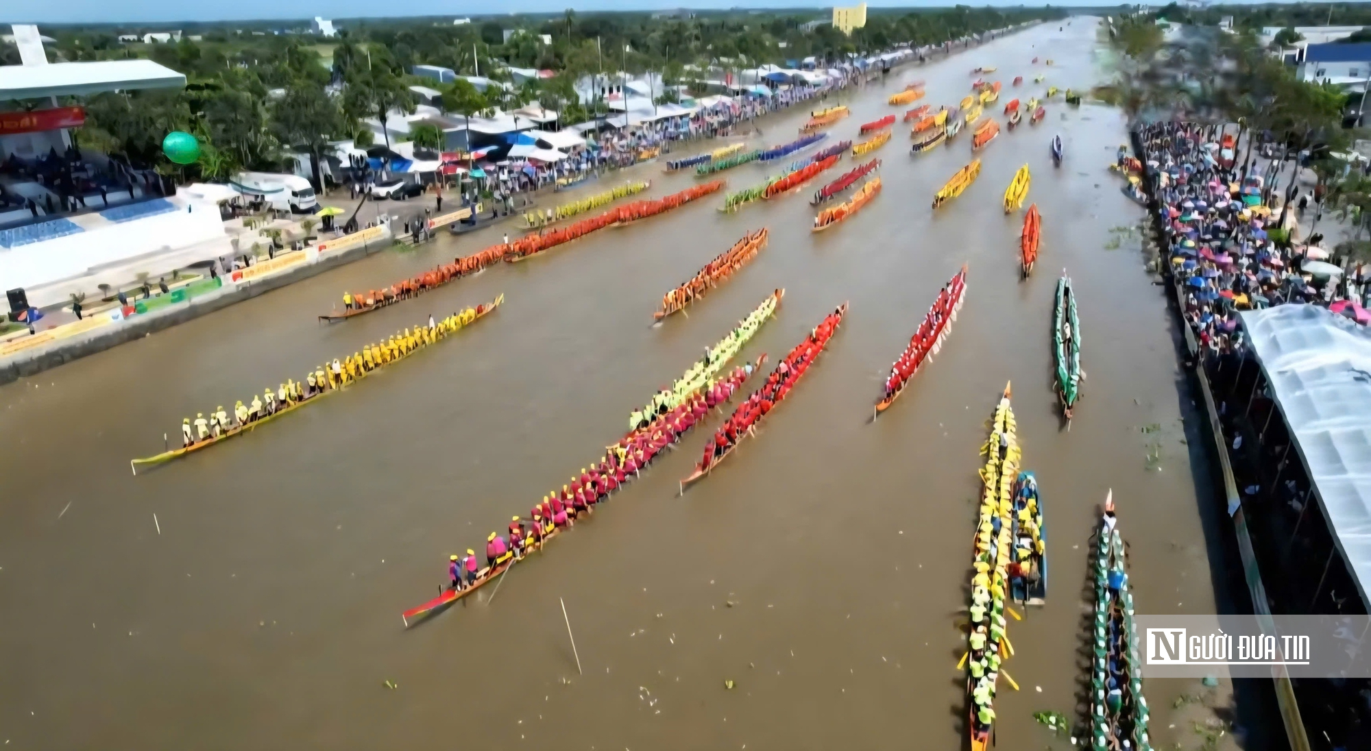 Rực rỡ sắc màu tại giải đấu Đua ghe Ngo đạt kỷ lục có "vận động viên đông nhất"- Ảnh 13. Rực rỡ sắc màu tại giải đấu Đua ghe Ngo đạt kỷ lục có "vận động viên đông nhất"- Ảnh 13.