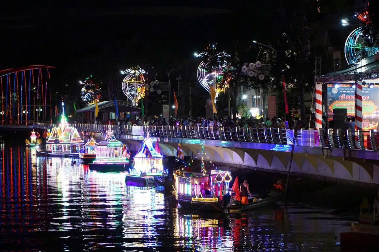 Rực rỡ sắc màu tại giải đấu Đua ghe Ngo đạt kỷ lục có "vận động viên đông nhất"- Ảnh 15. Rực rỡ sắc màu tại giải đấu Đua ghe Ngo đạt kỷ lục có "vận động viên đông nhất"- Ảnh 15.