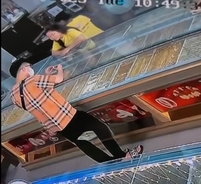 Bắt giữ 2 thanh niên cướp tiệm vàng ở TP.HCM- Ảnh 1.