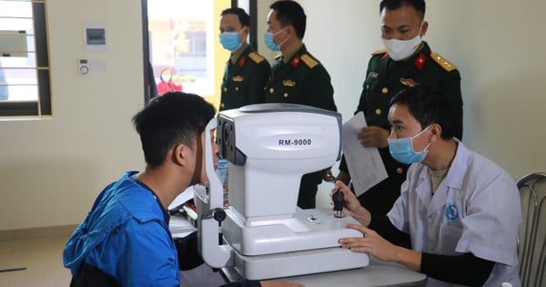 Đeo kính cận có được đi nghĩa vụ quân sự không? - Ảnh 1.