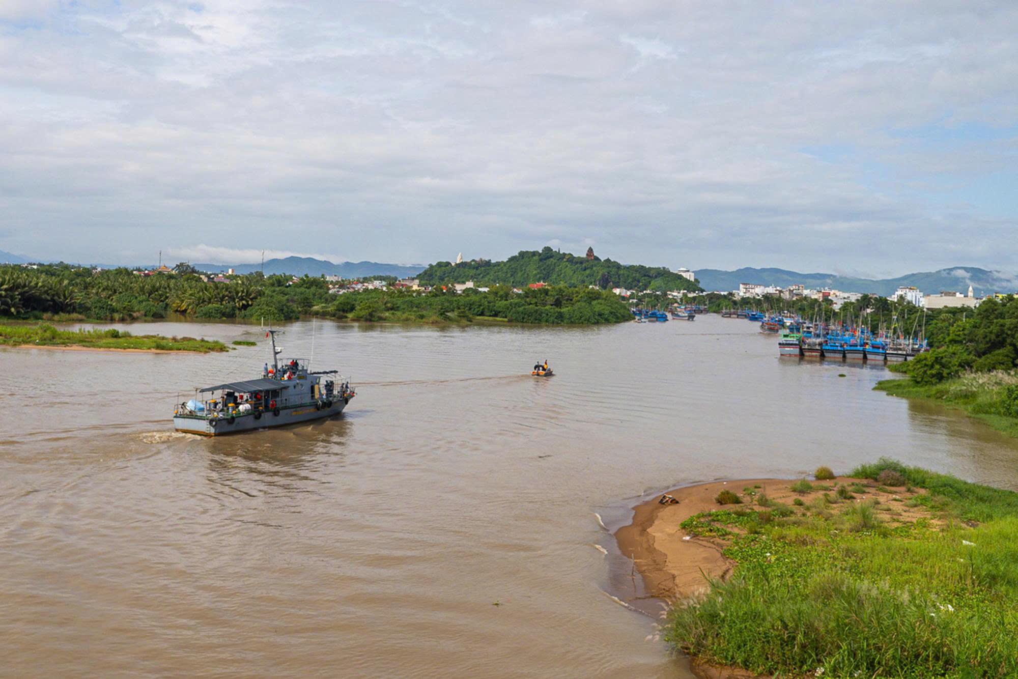 Đắk Lắk cấm biển, ngư dân hối hả tìm nơi tránh trú, neo đậu tàu, thuyền- Ảnh 1.