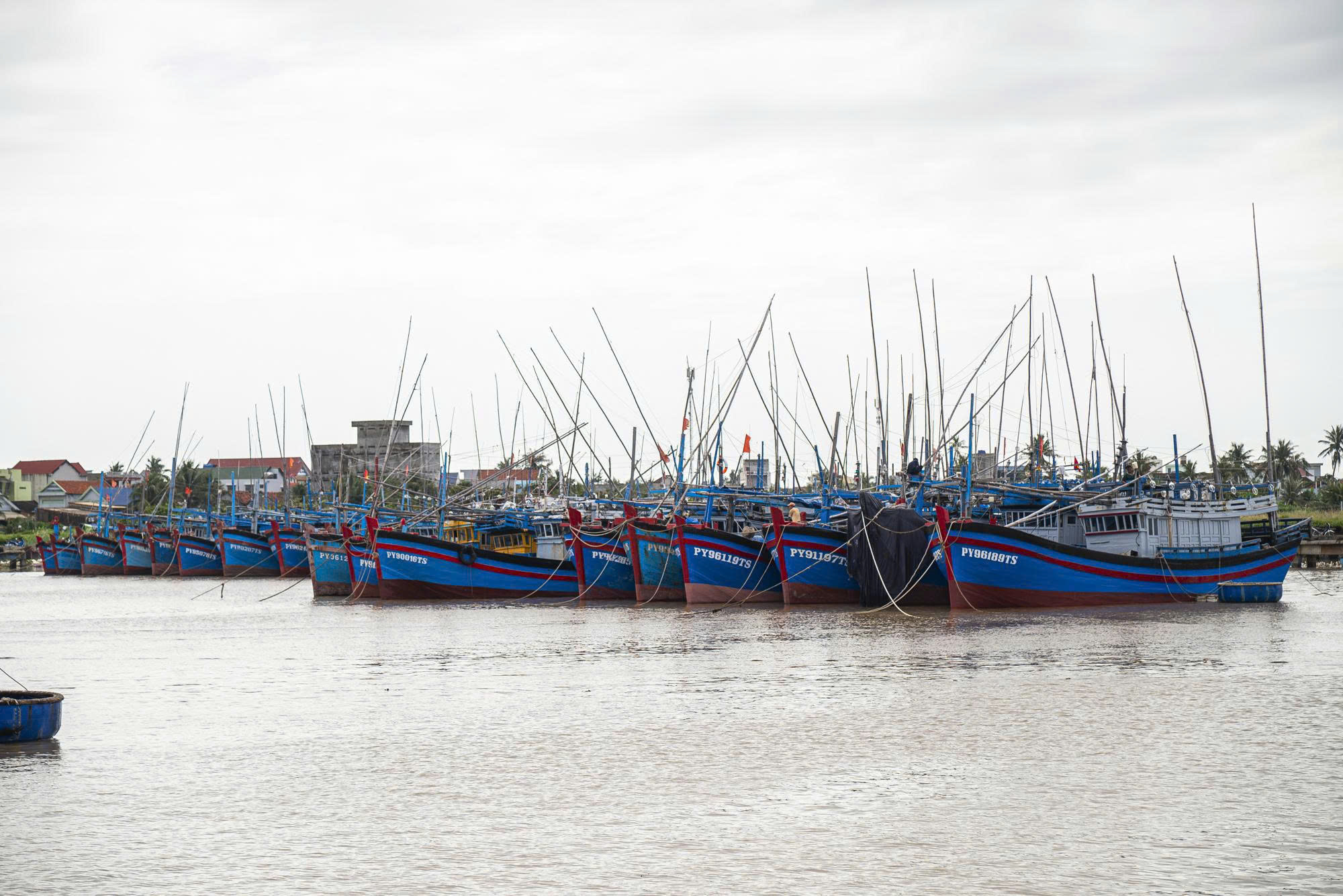 Đắk Lắk cấm biển, ngư dân hối hả tìm nơi tránh trú, neo đậu tàu, thuyền- Ảnh 2.