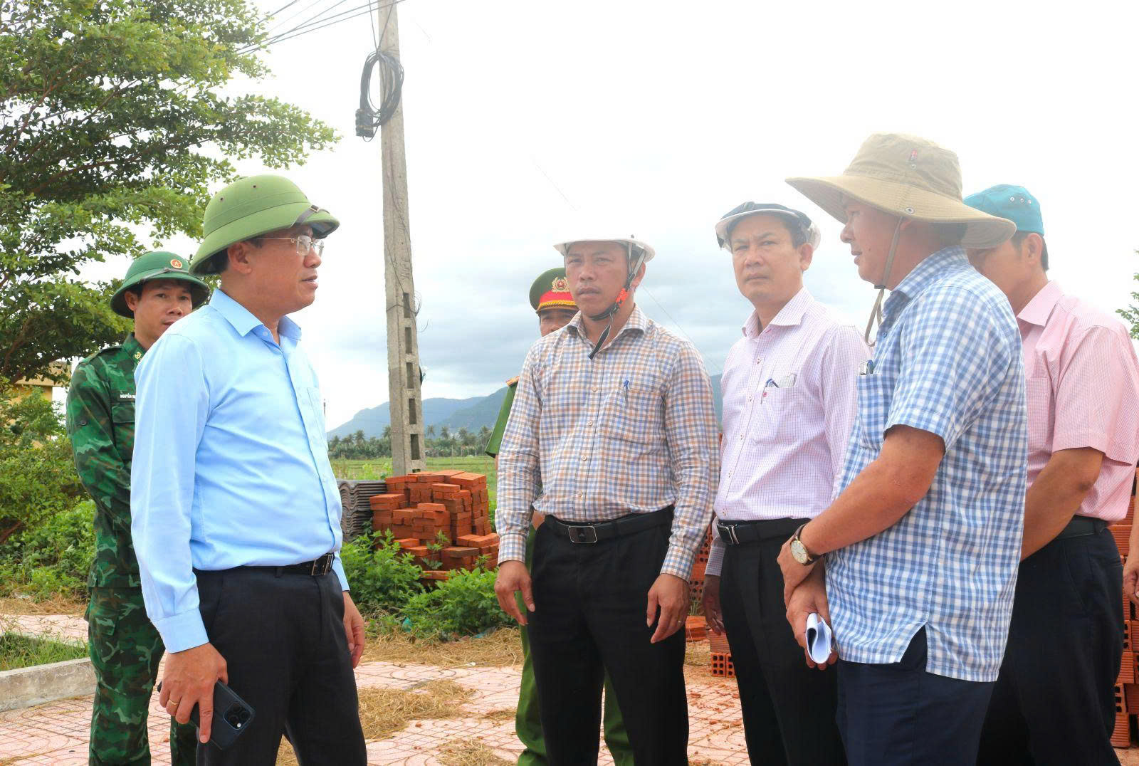 Gia Lai dồn sức chống bão số 13, kiên quyết sơ tán 350.000 dân đến nơi an toàn- Ảnh 4.