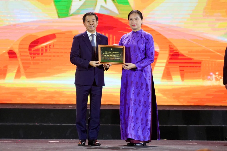 “Siêu hội chợ” hút hơn 1 triệu khách, quyên góp gần 400 tỷ đồng cho đồng bào vùng bão lũ - Ảnh 4.