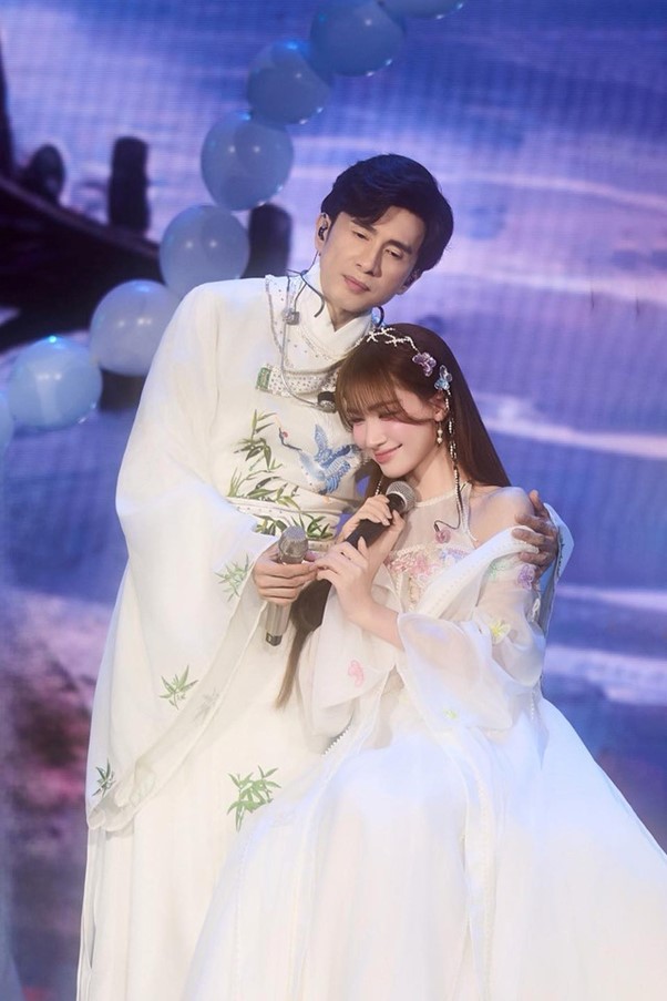 Danh tính "người đặc biệt" gửi tin nhắn lúc nửa đêm khiến Hòa Minzy giật mình - Ảnh 4.