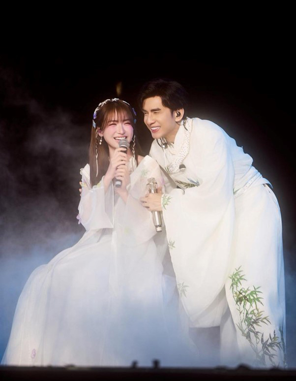 Danh tính "người đặc biệt" gửi tin nhắn lúc nửa đêm khiến Hòa Minzy giật mình - Ảnh 7.