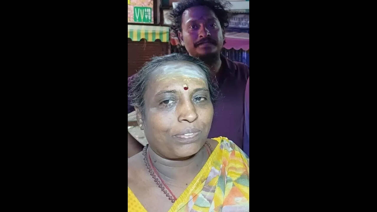 Đang đi bộ, người phụ nữ nhặt được bao tải chứa đầy tiền mặt - Ảnh 1.