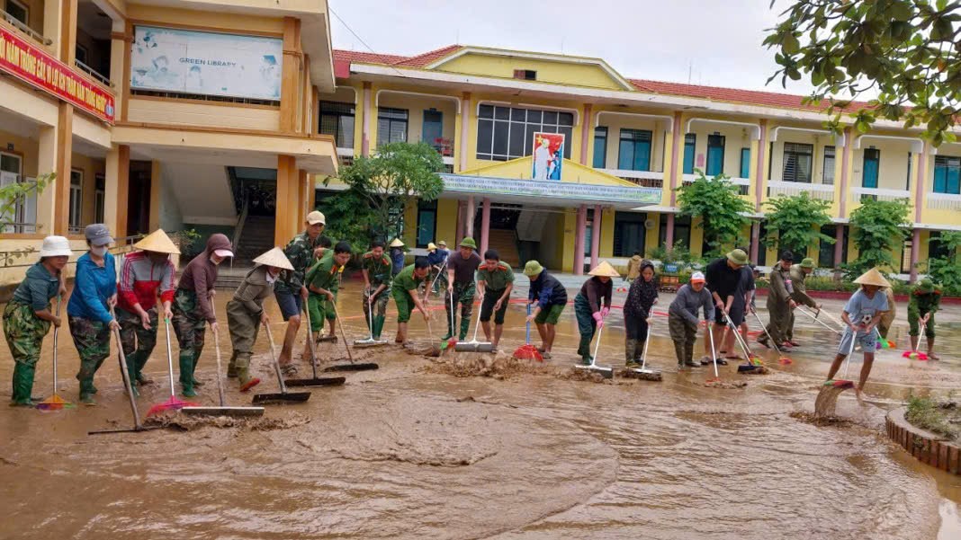 Bộ đội, công an lội bùn dọn dẹp trường học sau lũ- Ảnh 9.