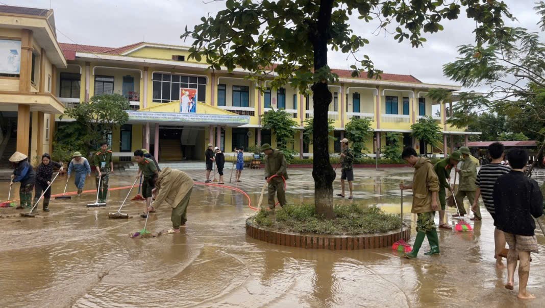 Bộ đội, công an lội bùn dọn dẹp trường học sau lũ- Ảnh 10. Bộ đội, công an lội bùn dọn dẹp trường học sau lũ- Ảnh 10.