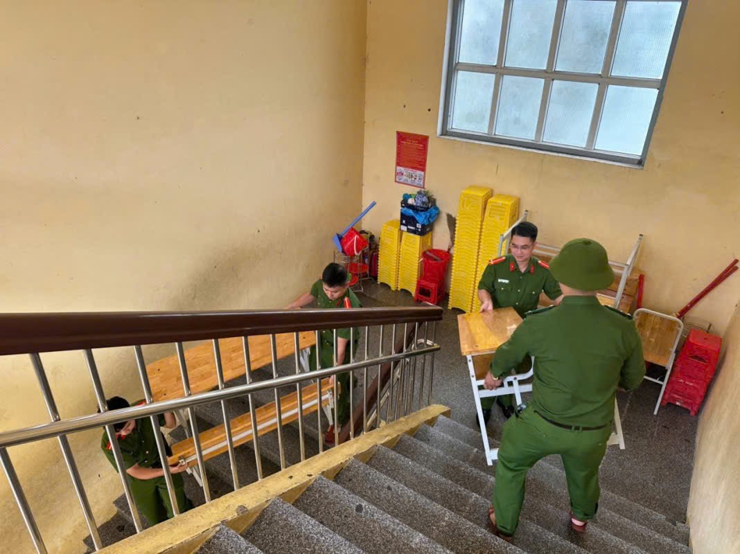 Bộ đội, công an lội bùn dọn dẹp trường học sau lũ- Ảnh 5.