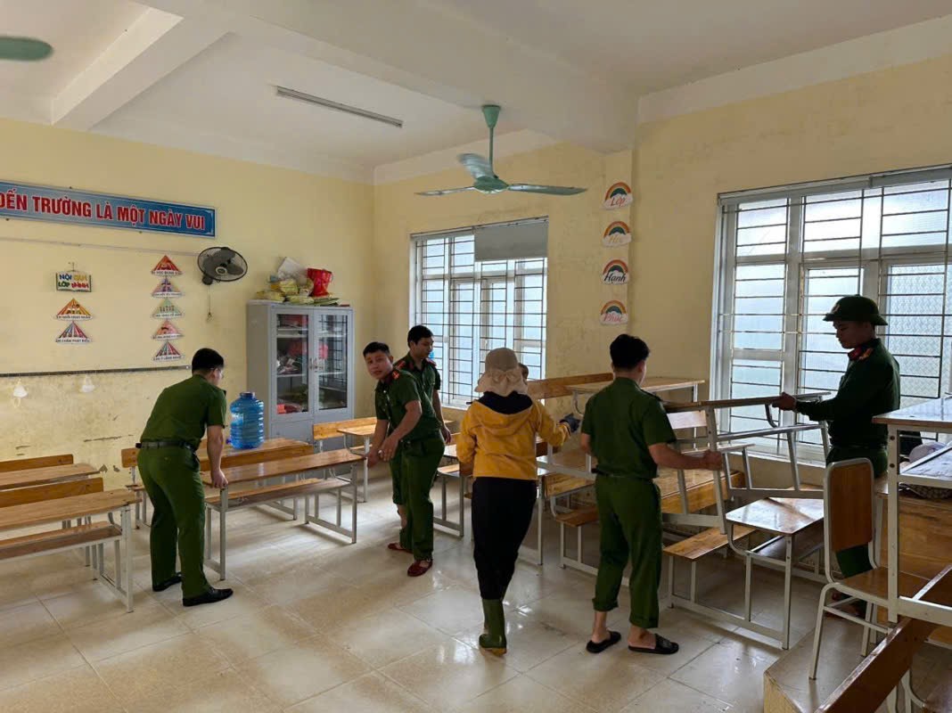 Bộ đội, công an lội bùn dọn dẹp trường học sau lũ- Ảnh 4.