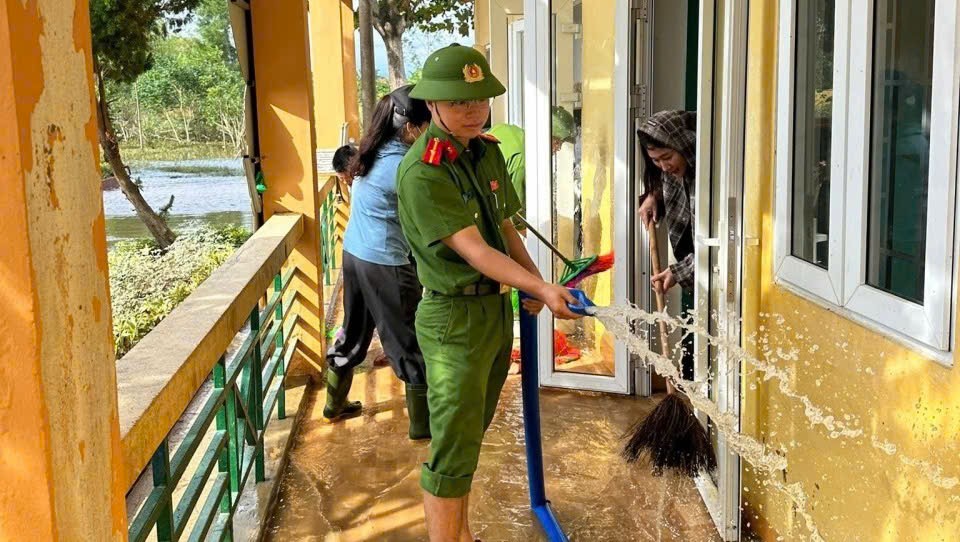 Bộ đội, công an lội bùn dọn dẹp trường học sau lũ- Ảnh 6.