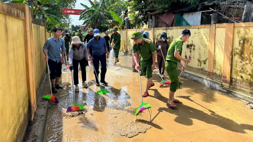 Bộ đội, công an lội bùn dọn dẹp trường học sau lũ- Ảnh 8.