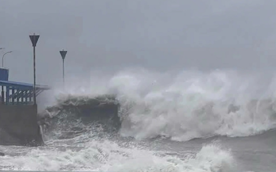 Bão số 13 tan, cảnh báo 5 địa phương nguy cơ xảy ra lũ quét, sạt lở đất - Ảnh 3.