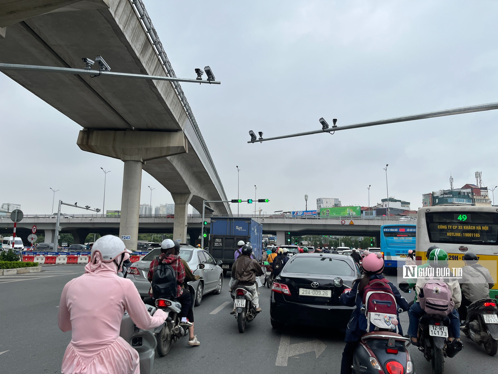 Hà Nội lắp hàng loạt camera AI, người dân "áp lực hơn nhưng cẩn thận hơn hẳn khi ra đường"- Ảnh 1. Hà Nội lắp hàng loạt camera AI, người dân "áp lực hơn nhưng cẩn thận hơn hẳn khi ra đường"- Ảnh 1.