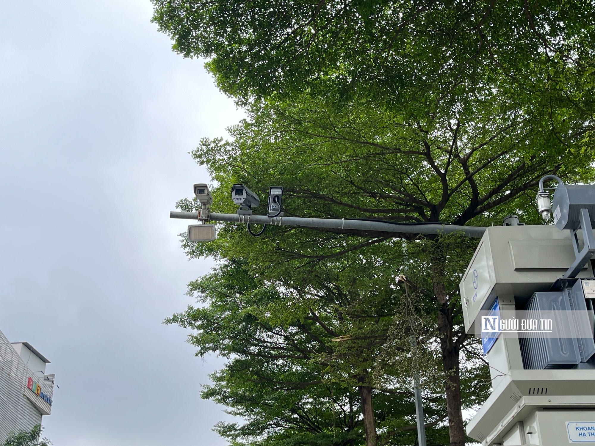 Hà Nội lắp hàng loạt camera AI, người dân "áp lực hơn nhưng cẩn thận hơn hẳn khi ra đường"- Ảnh 3. Hà Nội lắp hàng loạt camera AI, người dân "áp lực hơn nhưng cẩn thận hơn hẳn khi ra đường"- Ảnh 3.