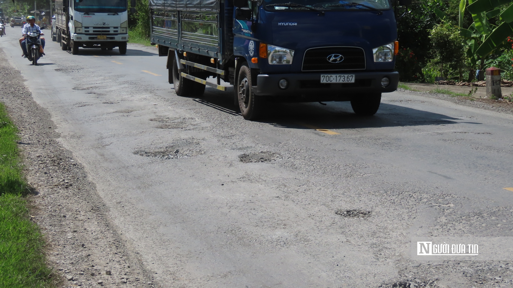 Cận cảnh Quốc lộ 62 chi chít ổ gà, ổ voi: Người dân ngán ngẩm “đi như qua ải” - Ảnh 2.