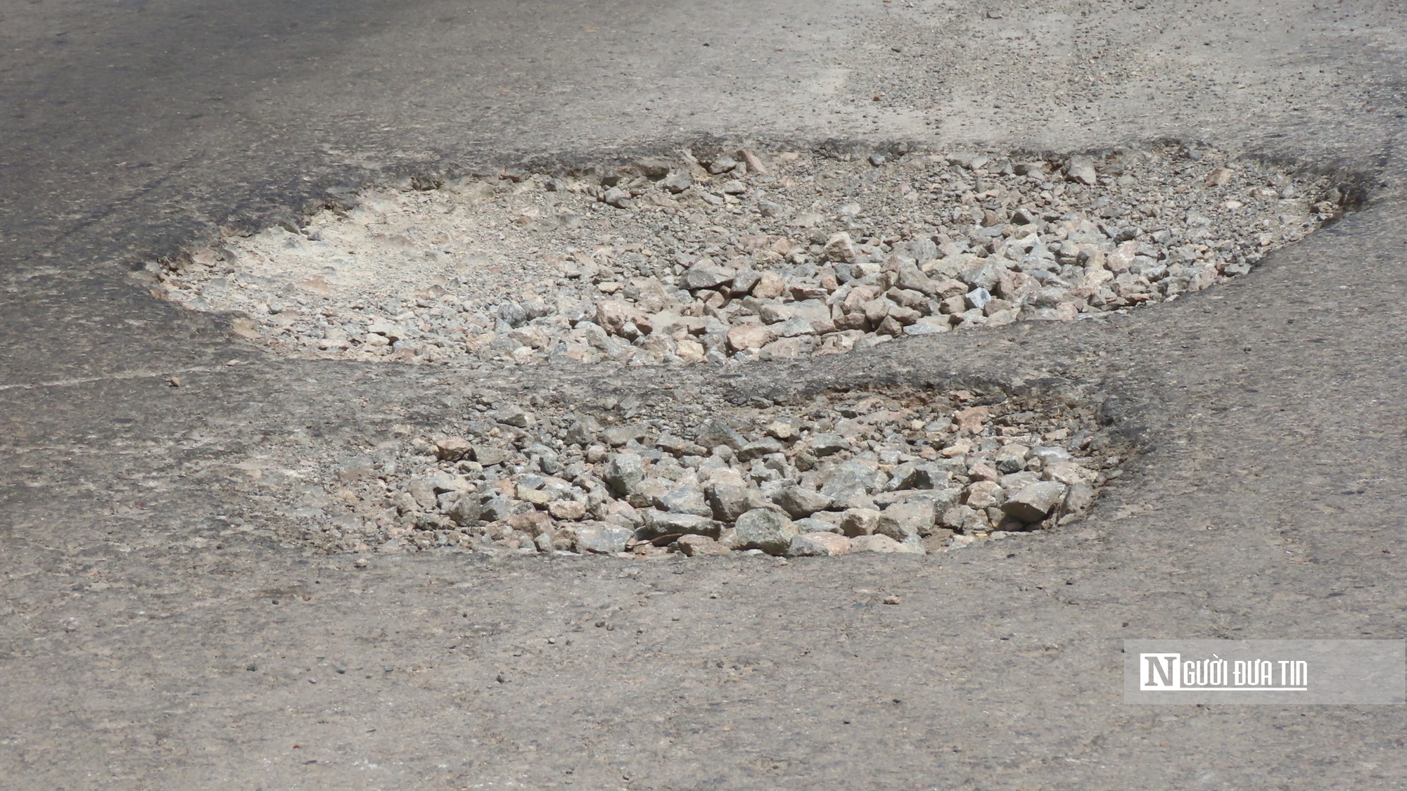 Cận cảnh Quốc lộ 62 chi chít ổ gà, ổ voi: Người dân ngán ngẩm “đi như qua ải” - Ảnh 4.