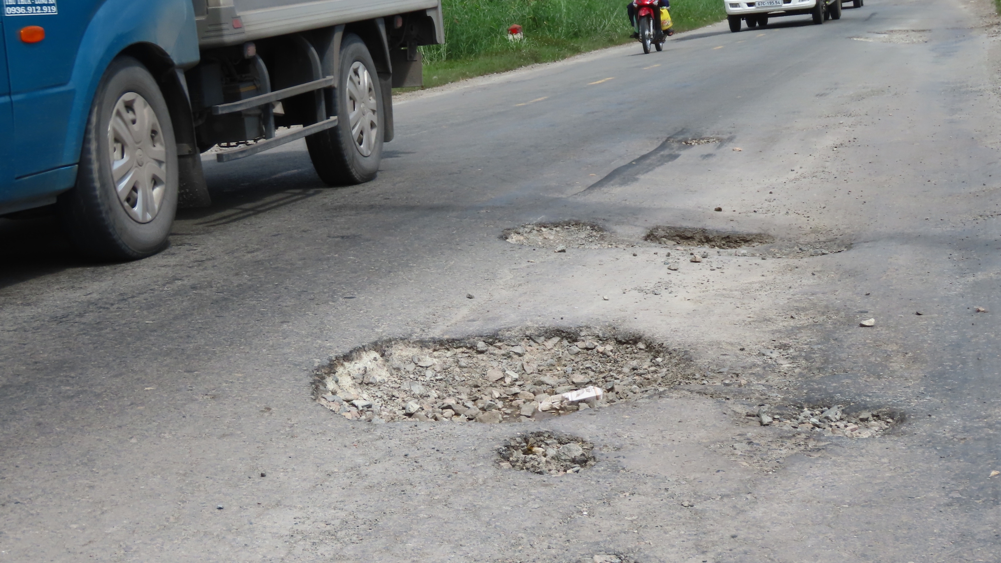 Cận cảnh Quốc lộ 62 chi chít ổ gà, ổ voi: Người dân ngán ngẩm “đi như qua ải” - Ảnh 5.