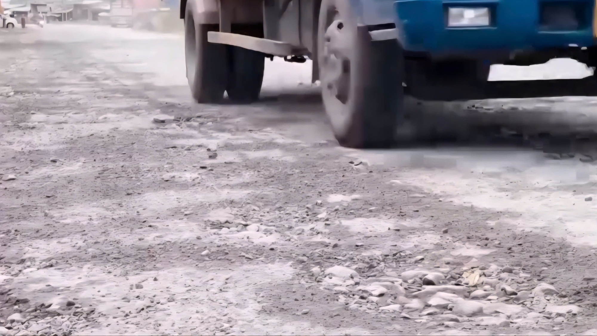 Cận cảnh Quốc lộ 62 chi chít ổ gà, ổ voi: Người dân ngán ngẩm “đi như qua ải” - Ảnh 9.