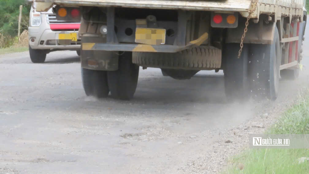 Cận cảnh Quốc lộ 62 chi chít ổ gà, ổ voi: Người dân ngán ngẩm “đi như qua ải” - Ảnh 11.