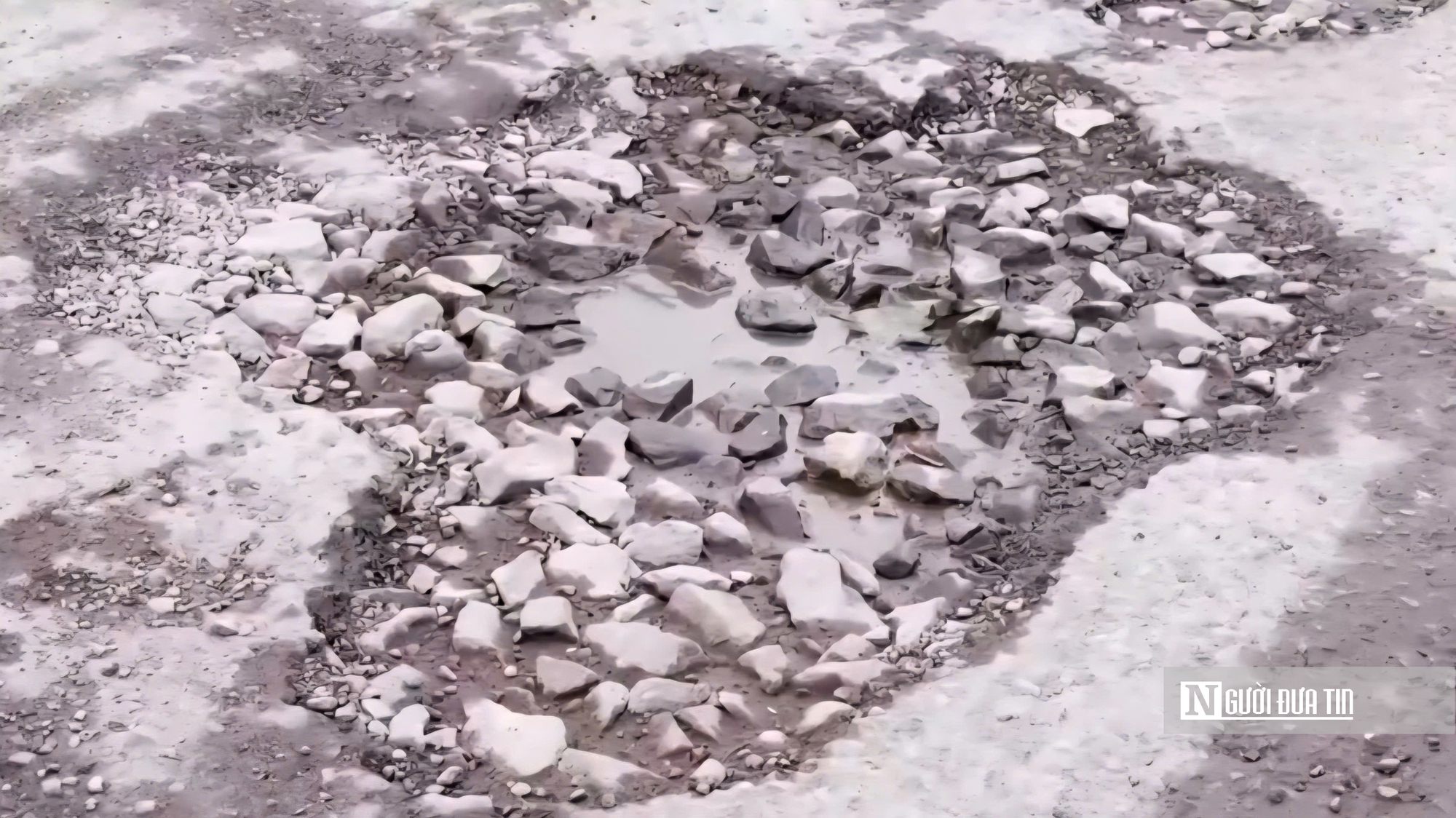 Cận cảnh Quốc lộ 62 chi chít ổ gà, ổ voi: Người dân ngán ngẩm “đi như qua ải” - Ảnh 14.