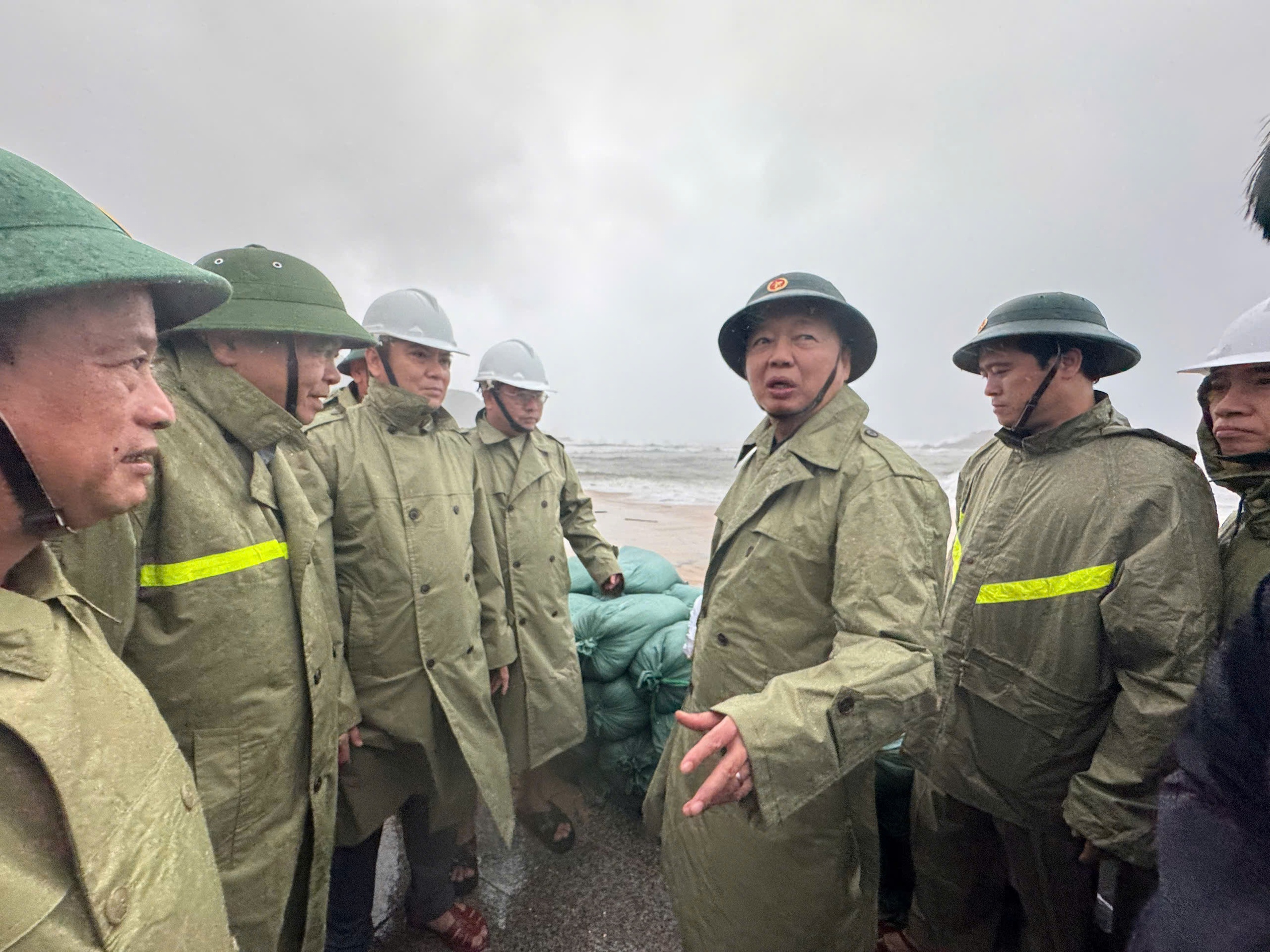 Phó Thủ tướng Trần Hồng Hà: Quyết liệt thực hiện phương châm 4 tại chỗ, mở rộng phạm vi sơ tán- Ảnh 1. Phó Thủ tướng Trần Hồng Hà: Quyết liệt thực hiện phương châm 4 tại chỗ, mở rộng phạm vi sơ tán- Ảnh 1.