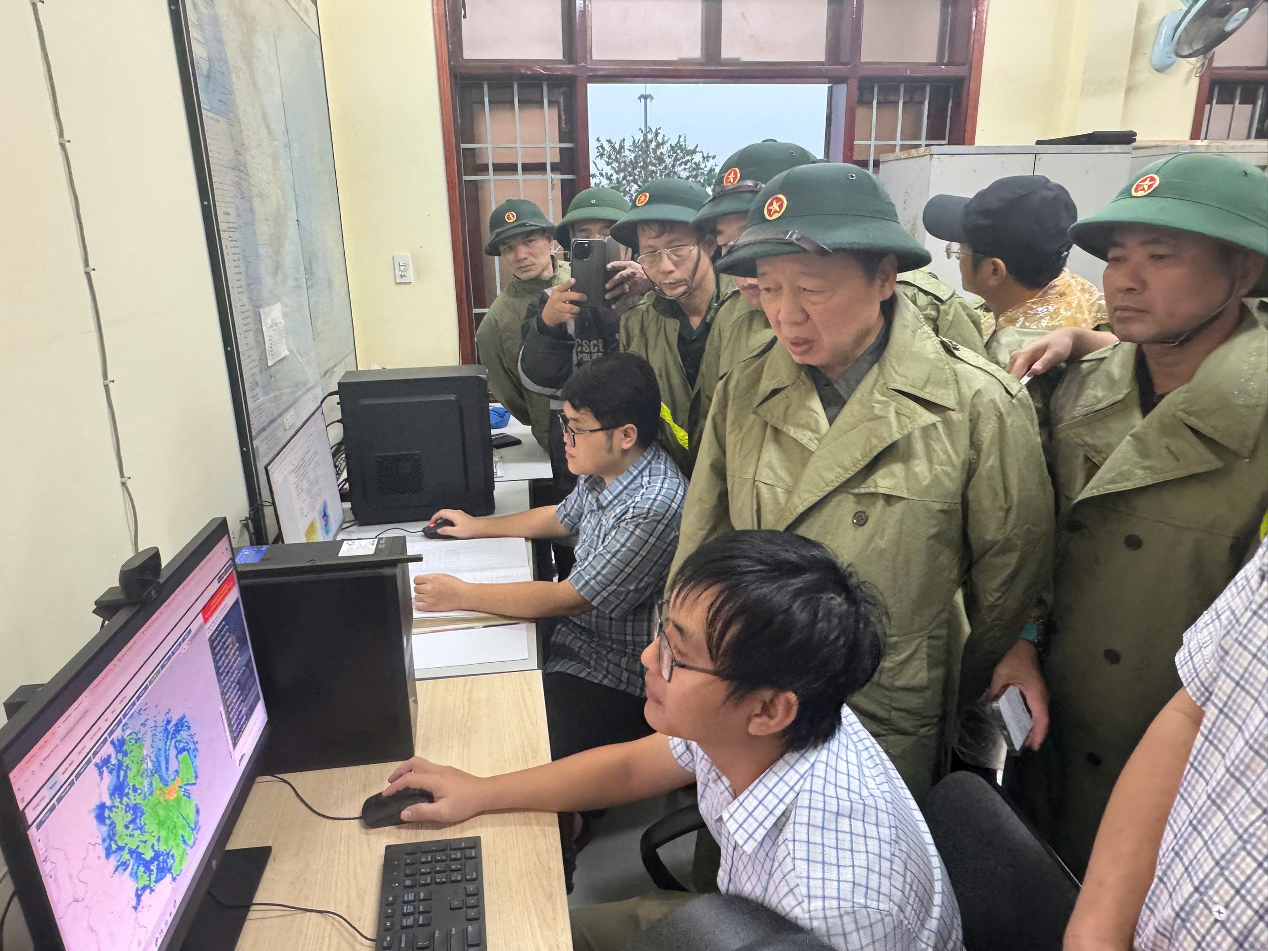 Phó Thủ tướng Trần Hồng Hà: Quyết liệt thực hiện phương châm 4 tại chỗ, mở rộng phạm vi sơ tán- Ảnh 2. Phó Thủ tướng Trần Hồng Hà: Quyết liệt thực hiện phương châm 4 tại chỗ, mở rộng phạm vi sơ tán- Ảnh 2.