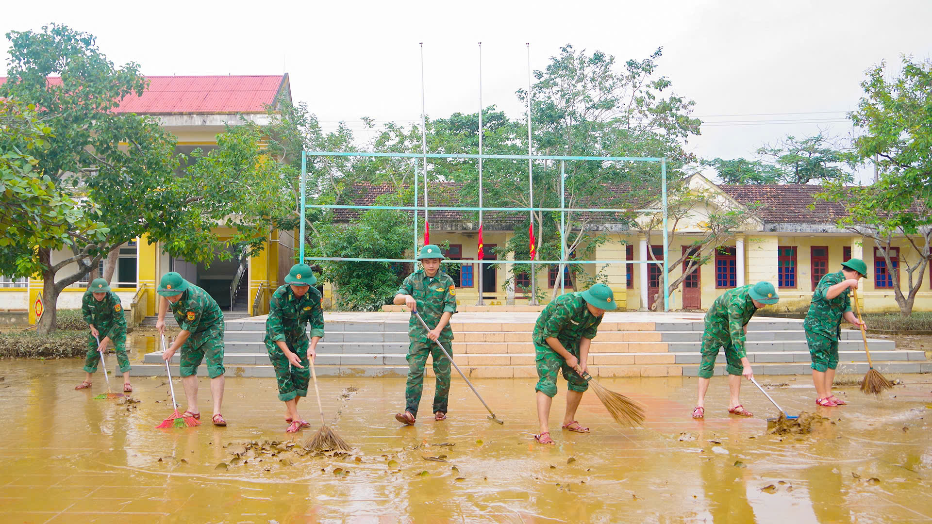 Bộ đội, công an lội bùn dọn dẹp trường học sau lũ- Ảnh 3. Bộ đội, công an lội bùn dọn dẹp trường học sau lũ- Ảnh 3.