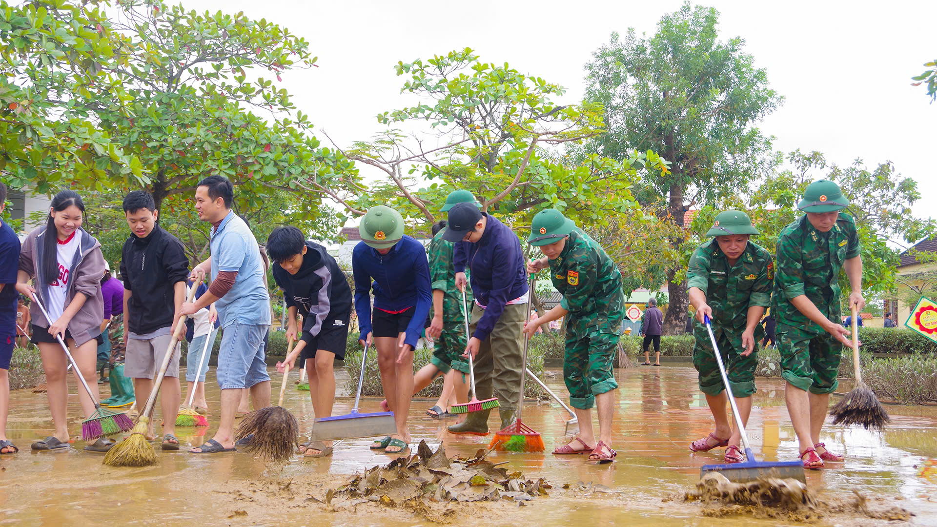 Bộ đội, công an lội bùn dọn dẹp trường học sau lũ- Ảnh 2. Bộ đội, công an lội bùn dọn dẹp trường học sau lũ- Ảnh 2.