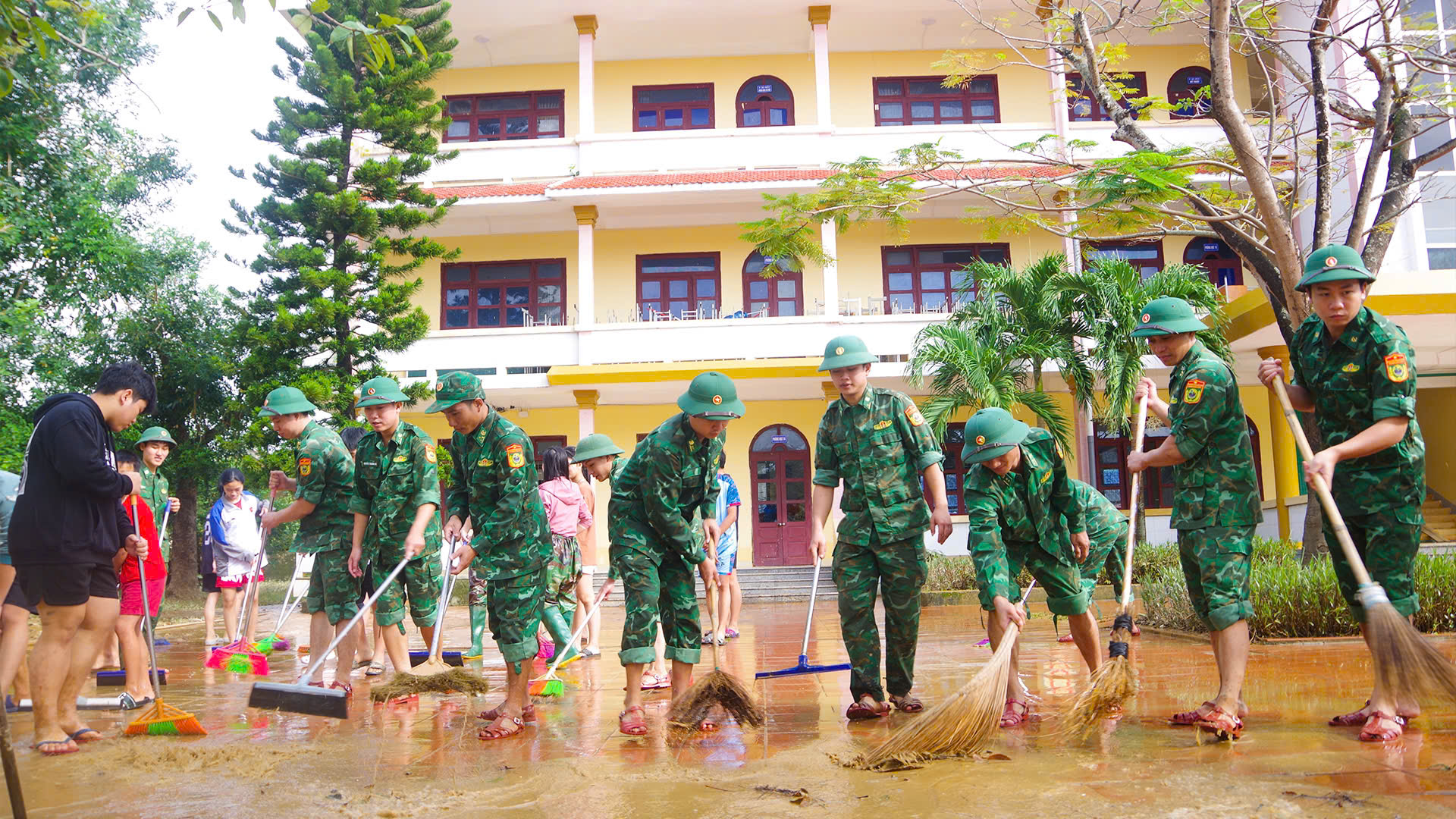 Bộ đội, công an lội bùn dọn dẹp trường học sau lũ- Ảnh 1. Bộ đội, công an lội bùn dọn dẹp trường học sau lũ- Ảnh 1.
