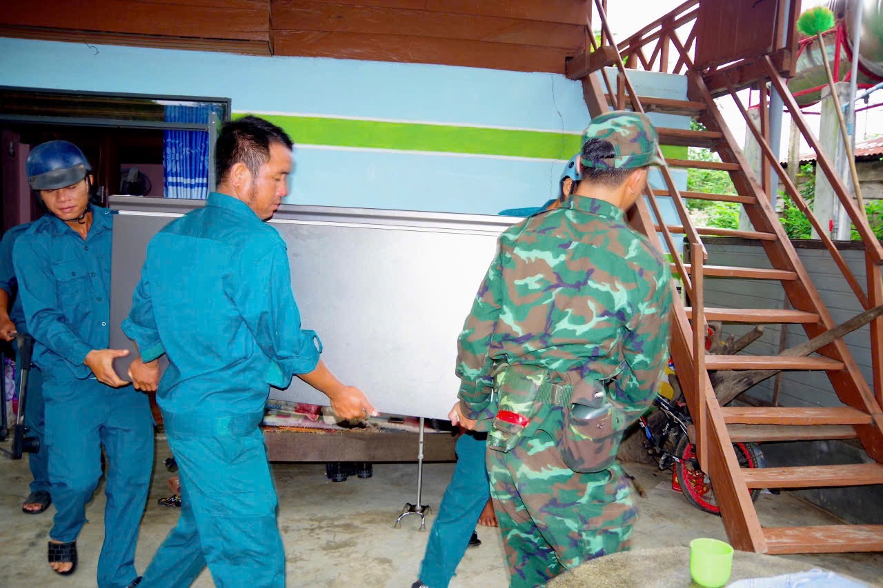 Quảng Ngãi gấp rút sơ tán dân vùng ven biển trước giờ bão số 13 áp sát đất liền - Ảnh 2. Quảng Ngãi gấp rút sơ tán dân vùng ven biển trước giờ bão số 13 áp sát đất liền - Ảnh 2.