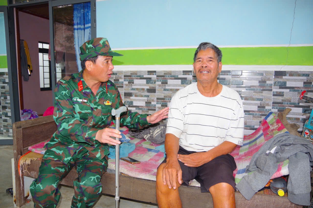 Quảng Ngãi gấp rút sơ tán dân vùng ven biển trước giờ bão số 13 áp sát đất liền - Ảnh 3. Quảng Ngãi gấp rút sơ tán dân vùng ven biển trước giờ bão số 13 áp sát đất liền - Ảnh 3.