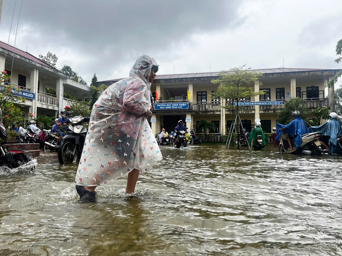 Bộ GD&ĐT hỗ trợ hàng tỷ đồng cho học sinh vùng lũ ở Huế, Đà Nẵng - Ảnh 1.