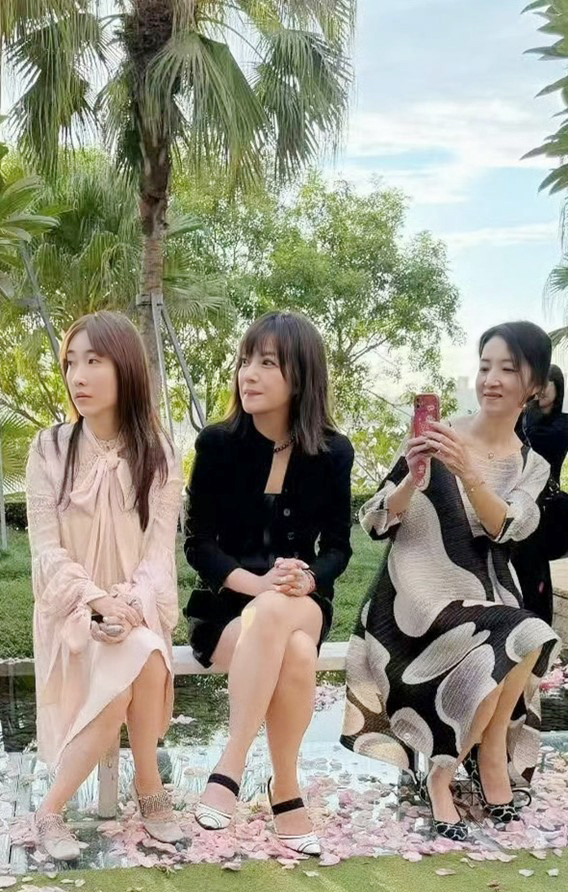 Triệu Vy xuất hiện với hình ảnh mới khác lạ - Ảnh 4.