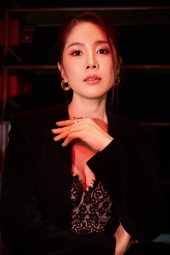 "Chị hai quốc dân": Từ "nữ hoàng nước mắt" màn ảnh đến quý cô sành điệu ngoài đời thực - Ảnh 1.