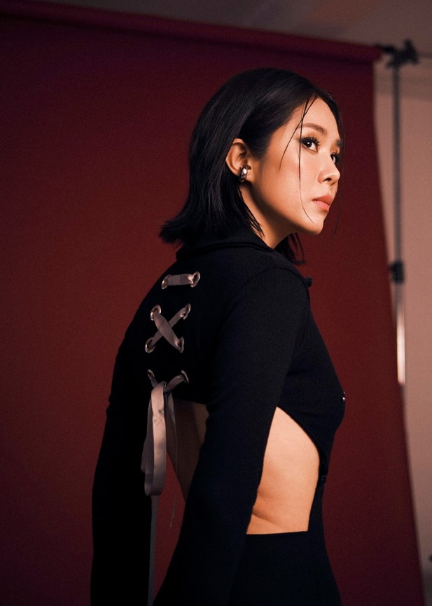 "Chị hai quốc dân": Từ "nữ hoàng nước mắt" màn ảnh đến quý cô sành điệu ngoài đời thực - Ảnh 2.