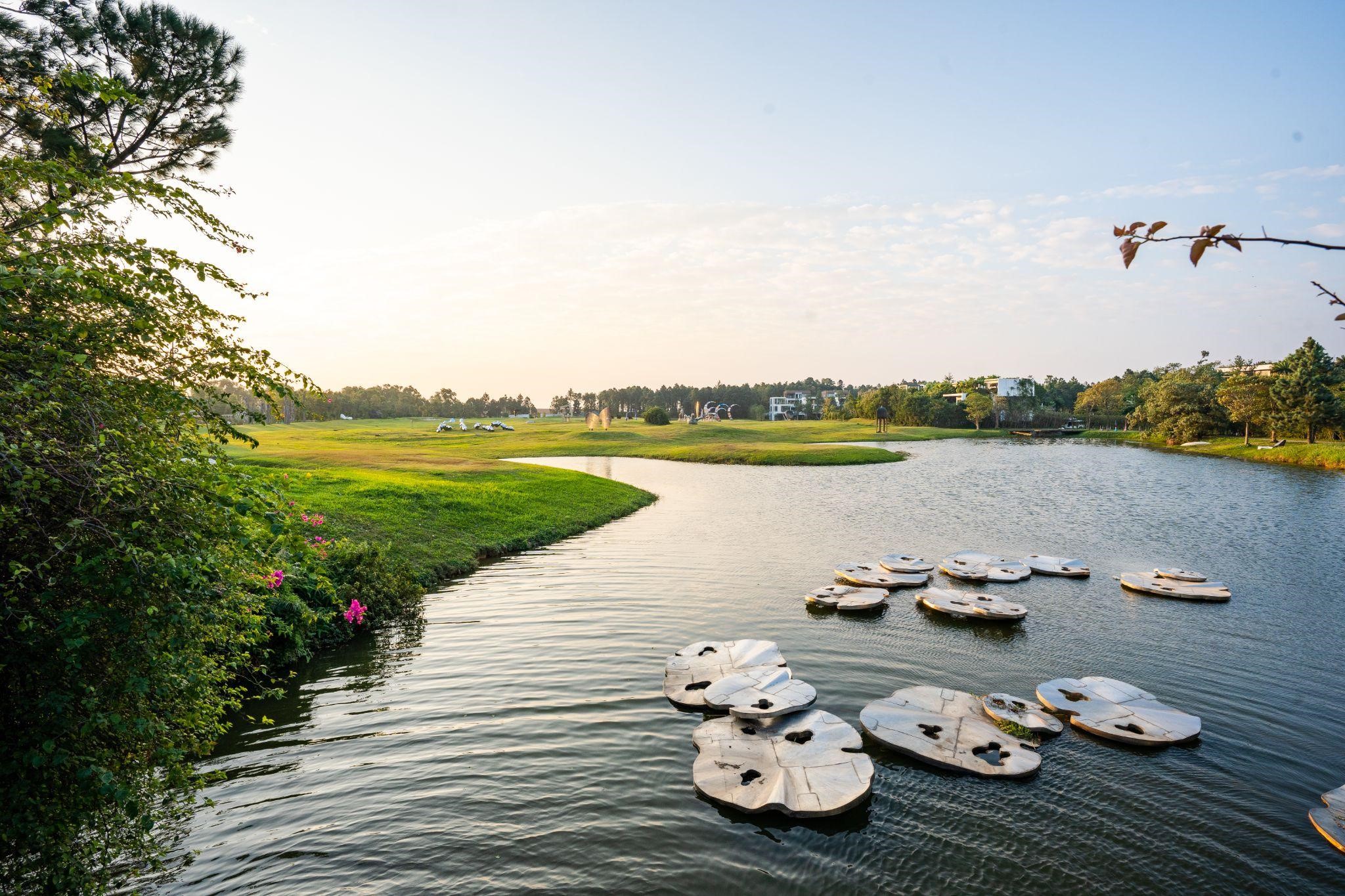 Khi nghệ thuật trở thành một phần của kỳ nghỉ - Trải nghiệm tinh tế tại Flamingo Đại Lải Resort - Ảnh 4.