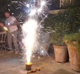 David Beckham gặp sự cố với pháo hoa - Ảnh 1. David Beckham gặp sự cố với pháo hoa - Ảnh 1.