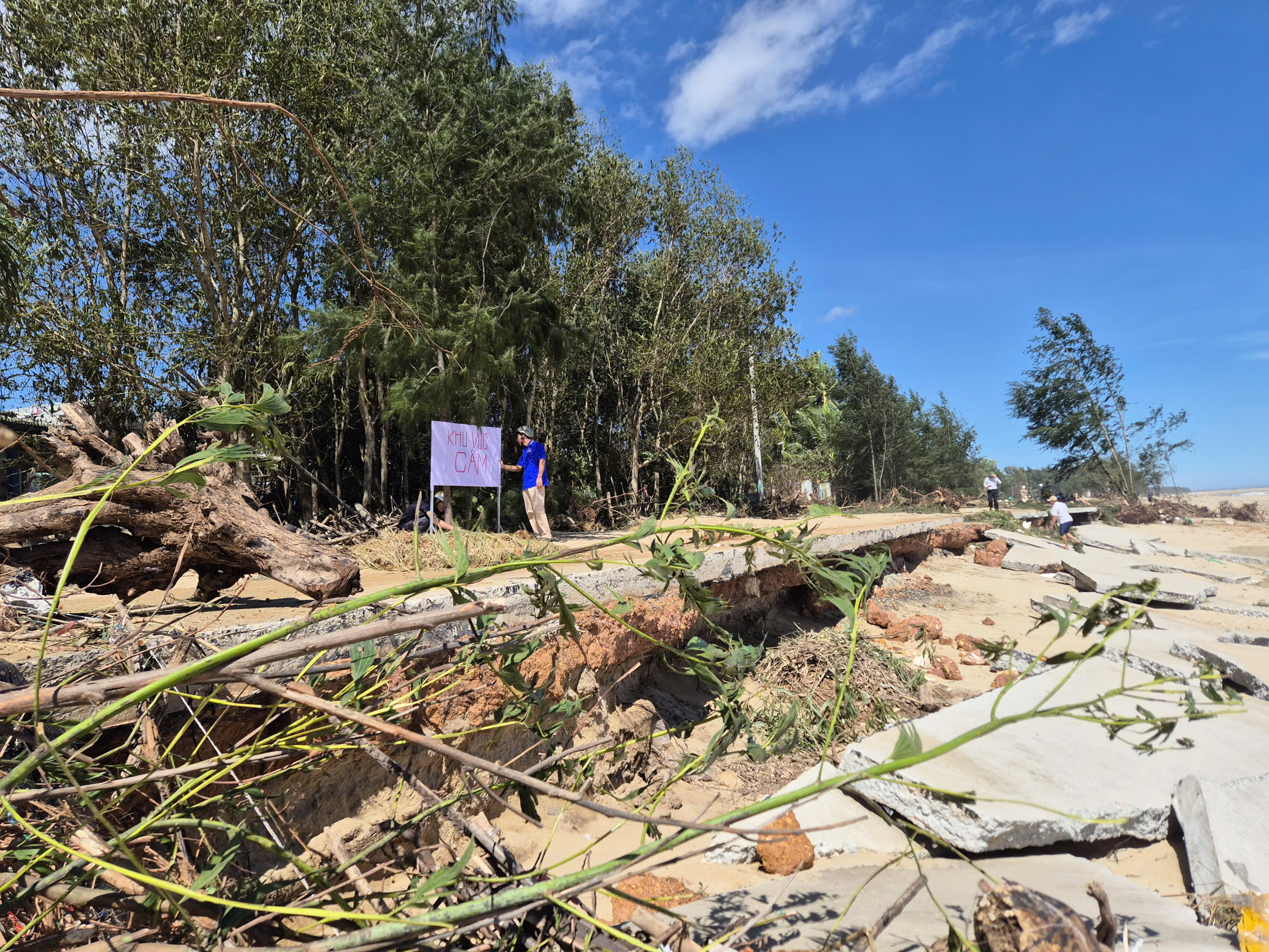 Làng biển Quảng Ngãi sau bão số 13: "Bao năm tích cóp, giờ trôi sạch trong một đêm"- Ảnh 1. Làng biển Quảng Ngãi sau bão số 13: "Bao năm tích cóp, giờ trôi sạch trong một đêm"- Ảnh 1.