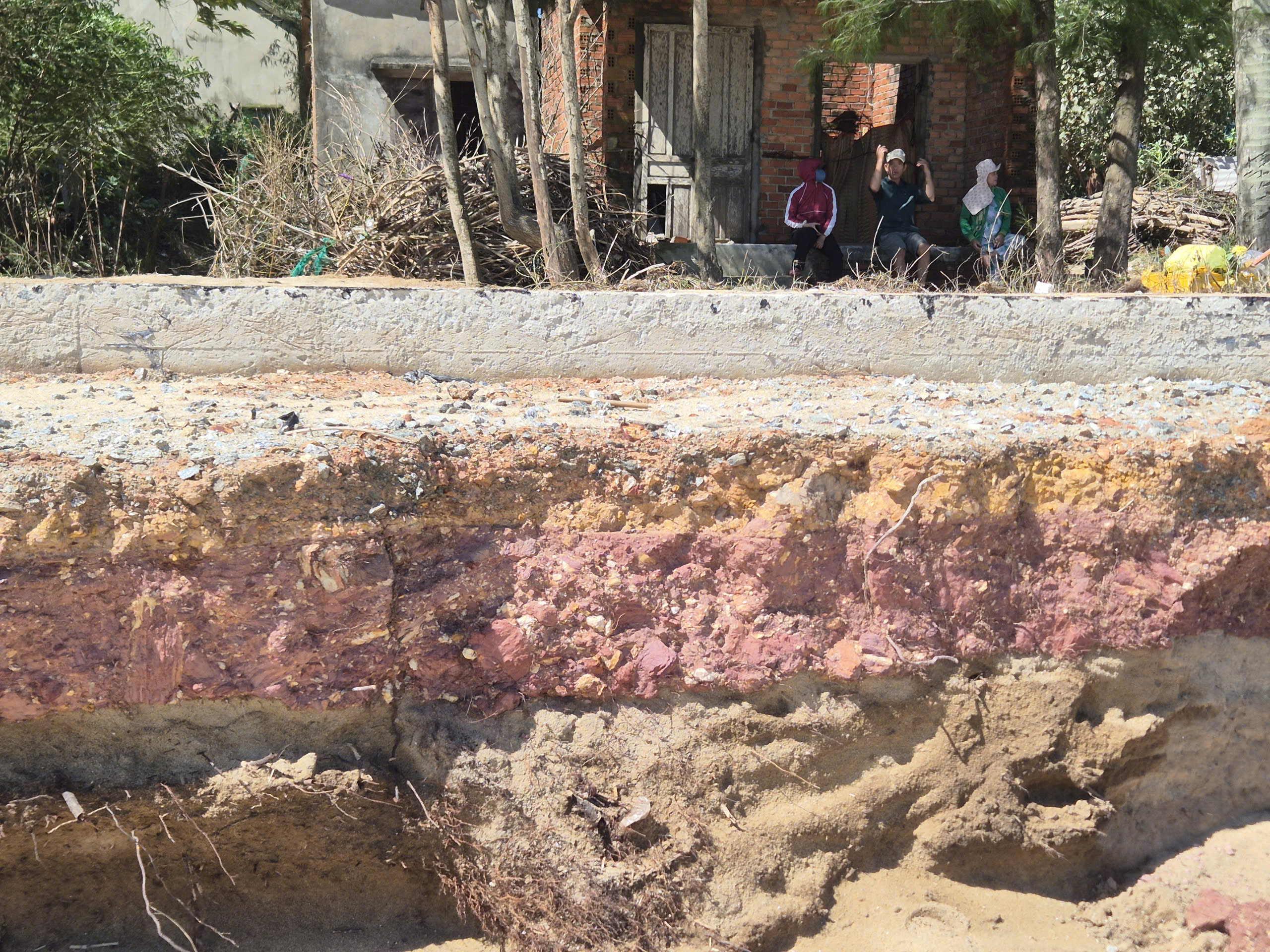 Làng biển Quảng Ngãi sau bão số 13: "Bao năm tích cóp, giờ trôi sạch trong một đêm"- Ảnh 2. Làng biển Quảng Ngãi sau bão số 13: "Bao năm tích cóp, giờ trôi sạch trong một đêm"- Ảnh 2.