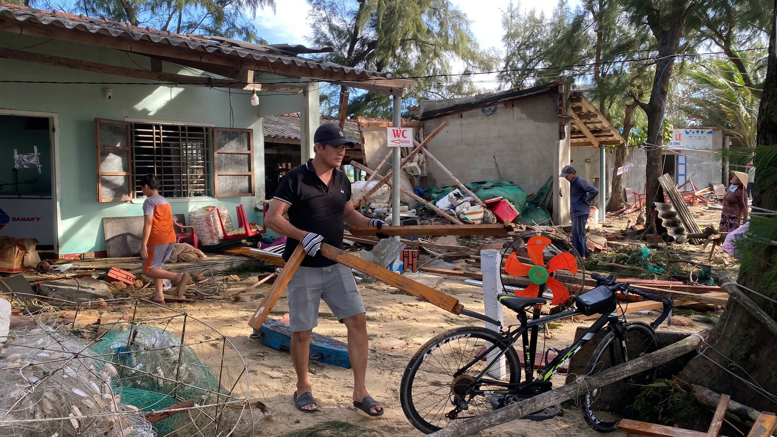 Làng biển Quảng Ngãi sau bão số 13: "Bao năm tích cóp, giờ trôi sạch trong một đêm"- Ảnh 3. Làng biển Quảng Ngãi sau bão số 13: "Bao năm tích cóp, giờ trôi sạch trong một đêm"- Ảnh 3.