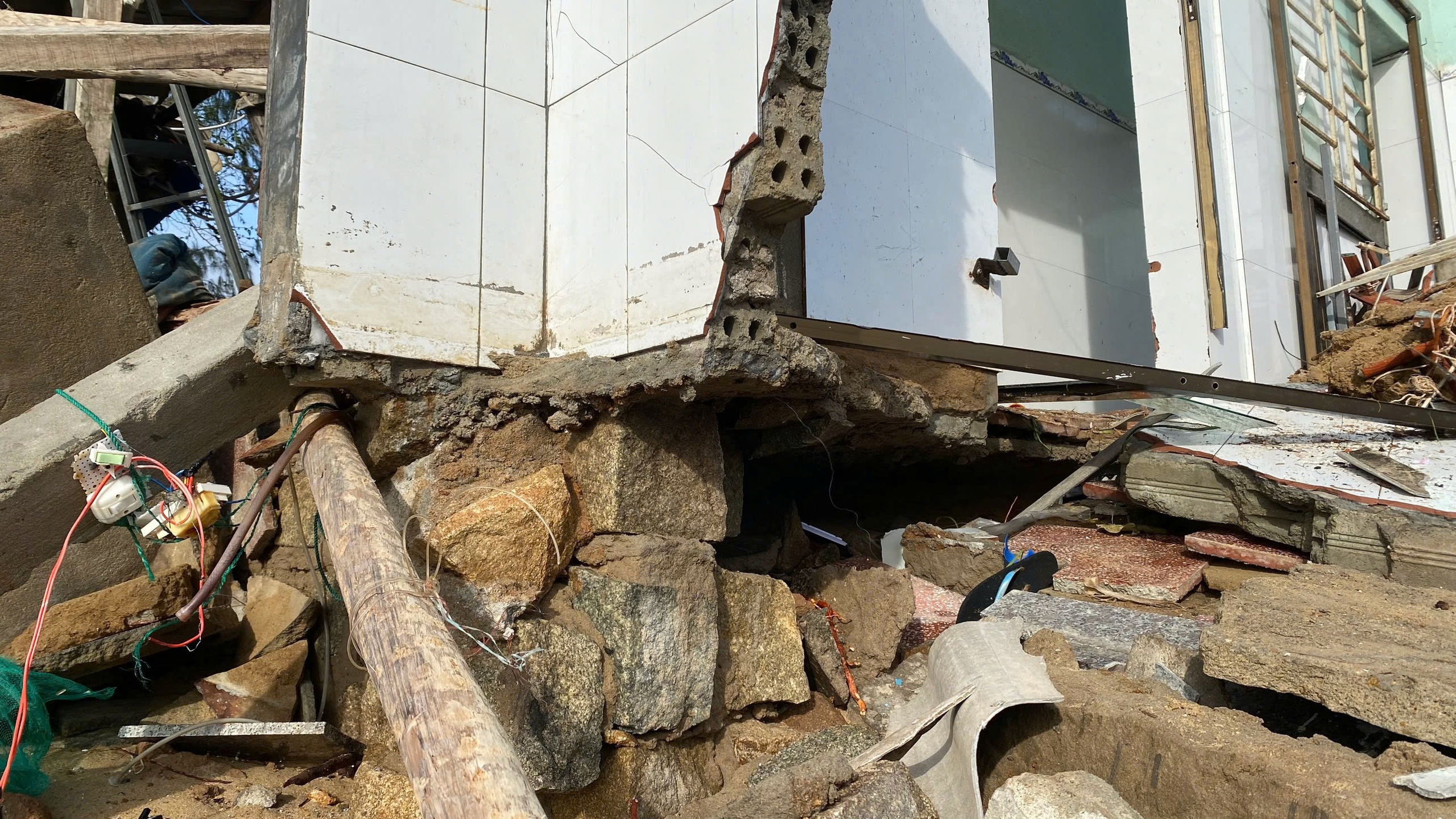 Làng biển Quảng Ngãi sau bão số 13: "Bao năm tích cóp, giờ trôi sạch trong một đêm"- Ảnh 4. Làng biển Quảng Ngãi sau bão số 13: "Bao năm tích cóp, giờ trôi sạch trong một đêm"- Ảnh 4.