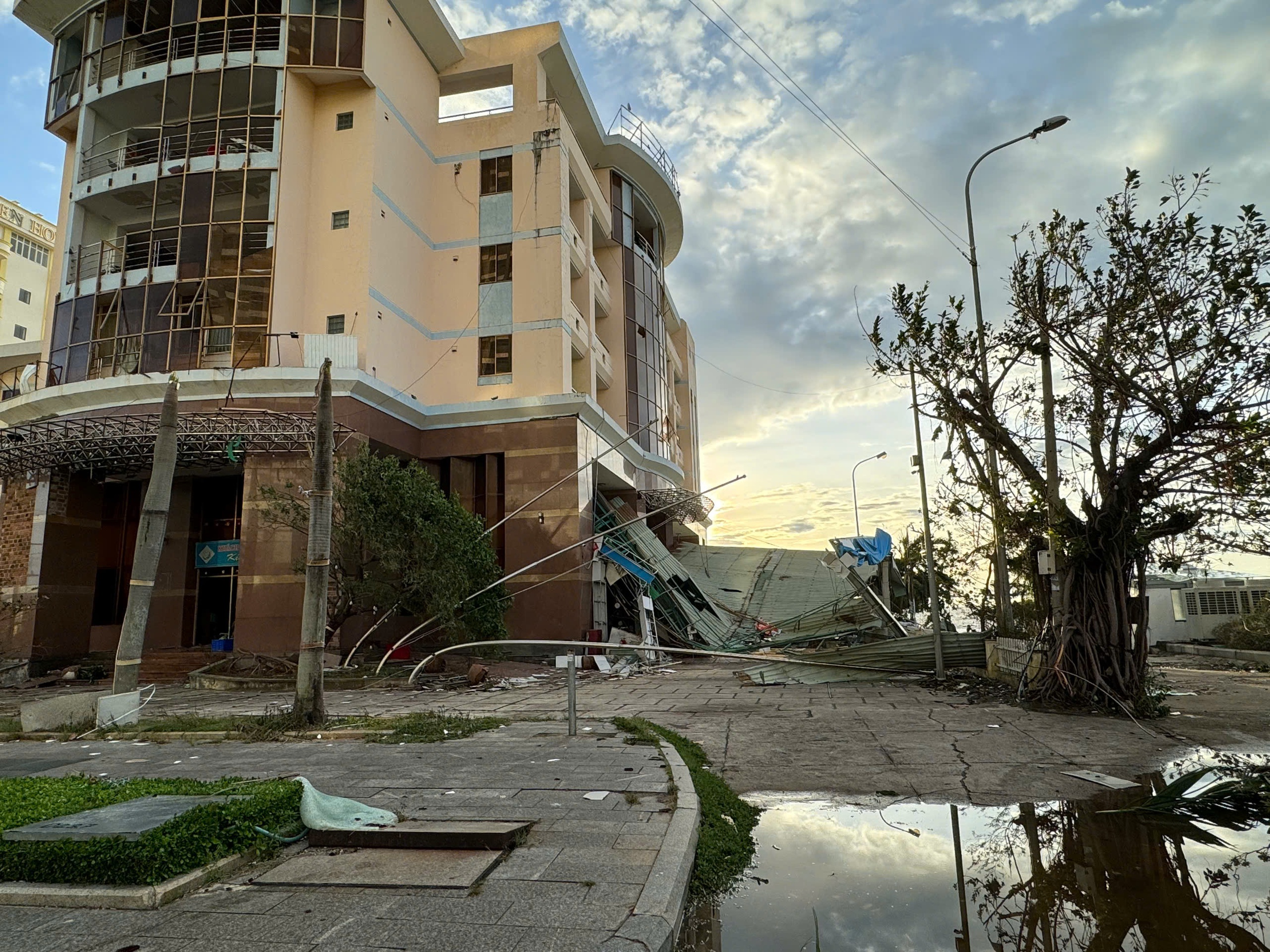 Bão số 13 suy yếu, Gia Lai tan hoang sau cơn cuồng phong- Ảnh 2. Bão số 13 suy yếu, Gia Lai tan hoang sau cơn cuồng phong- Ảnh 2.