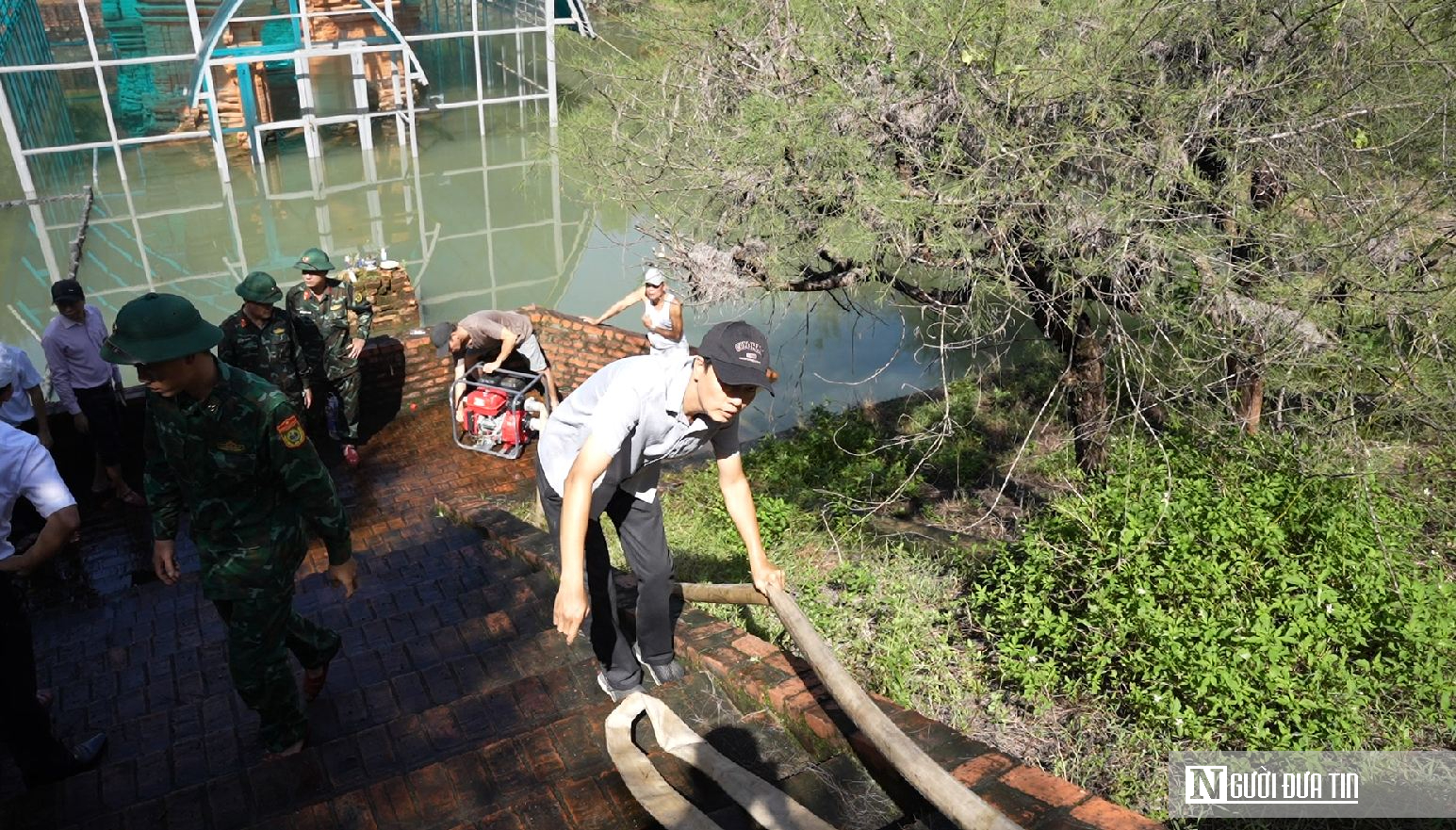 Cận cảnh Tháp Chăm cổ độc nhất vô nhị ở Huế chìm trong nước lũ- Ảnh 6. Cận cảnh Tháp Chăm cổ độc nhất vô nhị ở Huế chìm trong nước lũ- Ảnh 6.