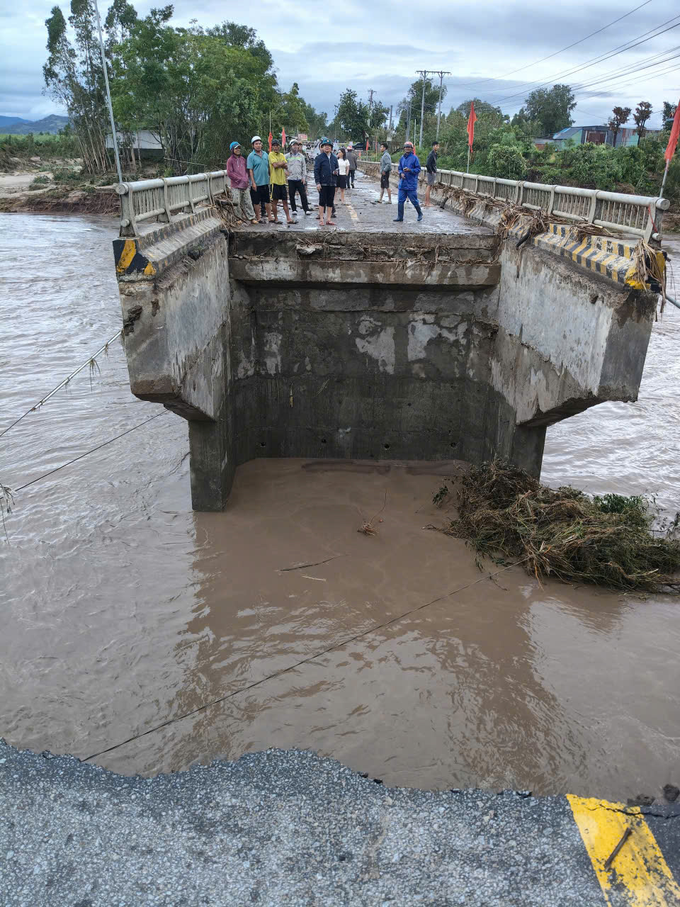 Chủ tịch UBND tỉnh Gia Lai: Khẩn trương nối lại lưu thông sau sự cố mố cầu Đăk Pờ Tó bị cuốn trôi - Ảnh 2. Chủ tịch UBND tỉnh Gia Lai: Khẩn trương nối lại lưu thông sau sự cố mố cầu Đăk Pờ Tó bị cuốn trôi - Ảnh 2.