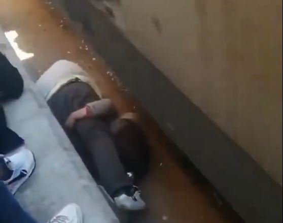 Cha nhảy xuống đường ray xe lửa để cứu con gái và cái kết - Ảnh 1.