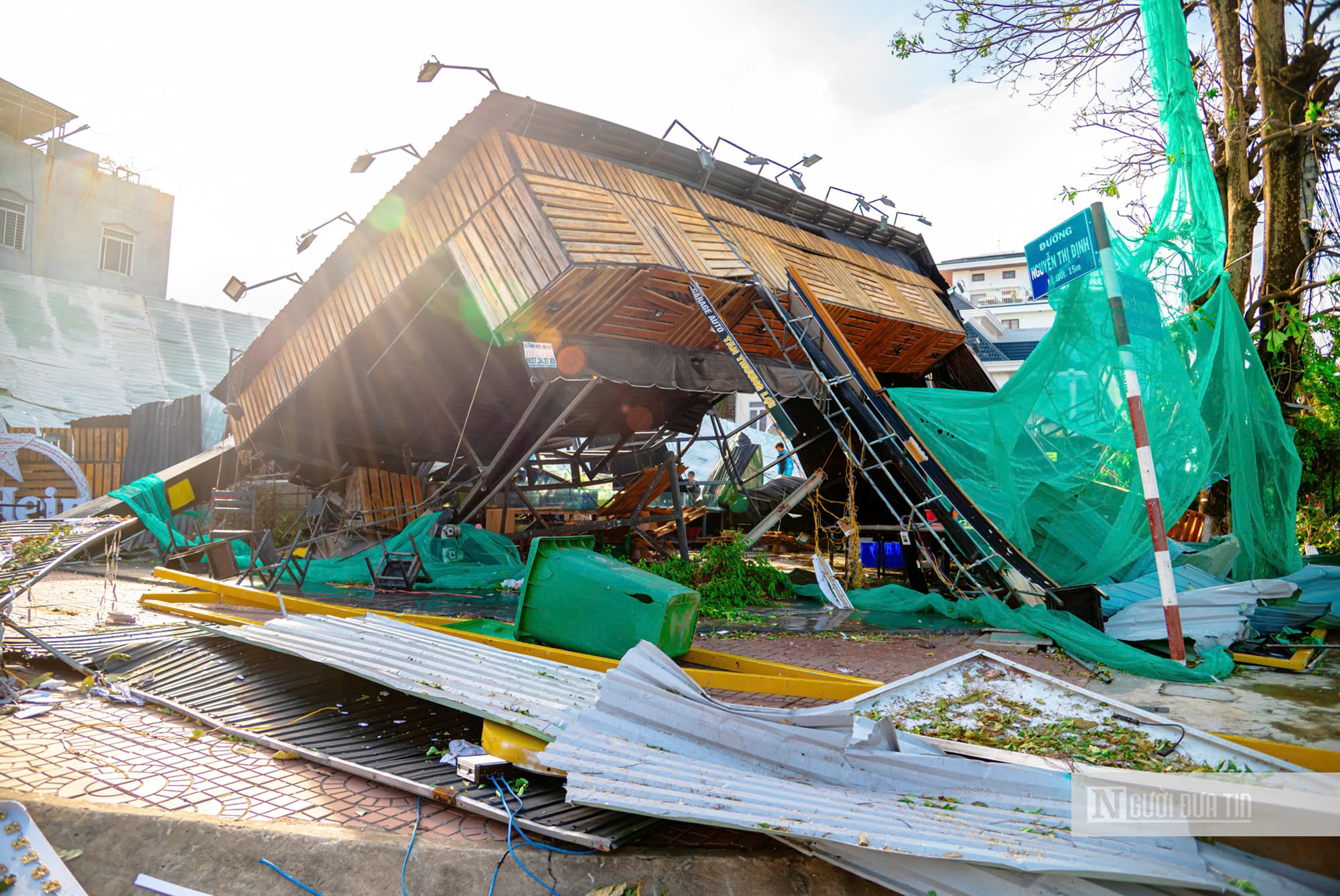 Gia Lai: Doanh nghiệp mất trắng hàng tỷ đồng sau bão số 13, chủ nhà hàng "không biết nên bắt đầu từ đâu" - Ảnh 1.