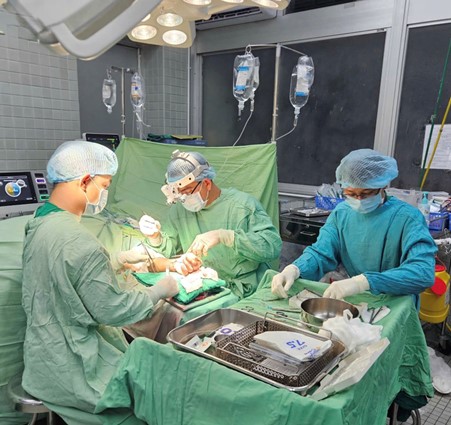 Ẩu đả với hàng xóm, người đàn ông bị chém đứt lìa 2 bàn tay được các bác sĩ nối thành công - Ảnh 1.