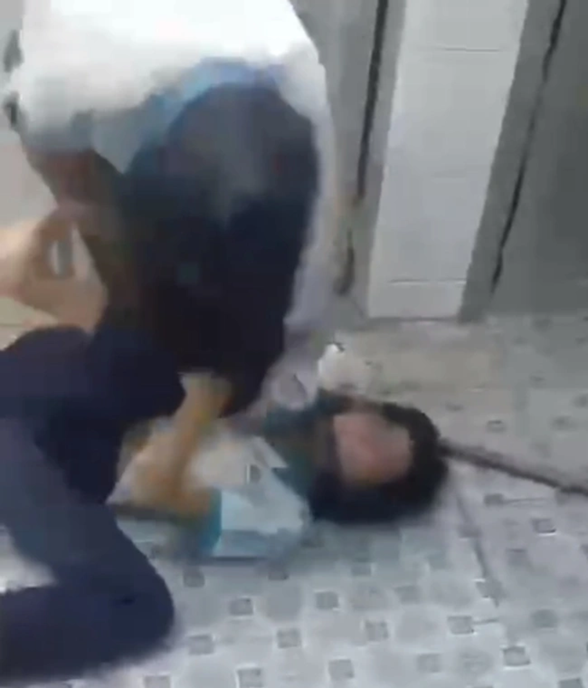 Vụ hai học sinh đánh nhau trong nhà vệ sinh: 8 em đứng xem cũng bị xử phạt - Ảnh 1.